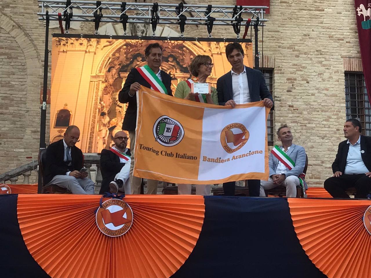 La sindaca di Ostra Federica Fanesi riceve la bandiera arancione 2022 del Touring Club Italiano