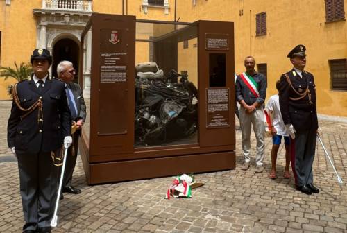 Pesaro, l’auto simbolo della strage di Capaci in Prefettura. Ricci: «Simbolo di memoria e legalità» 