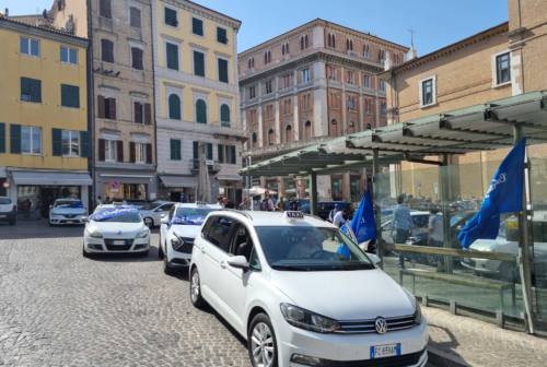 Taxi in sciopero nelle Marche, una quarantina in presidio ad Ancona contro il Ddl Concorrenza. Bocchino (Cgia): «Futuro a rischio»