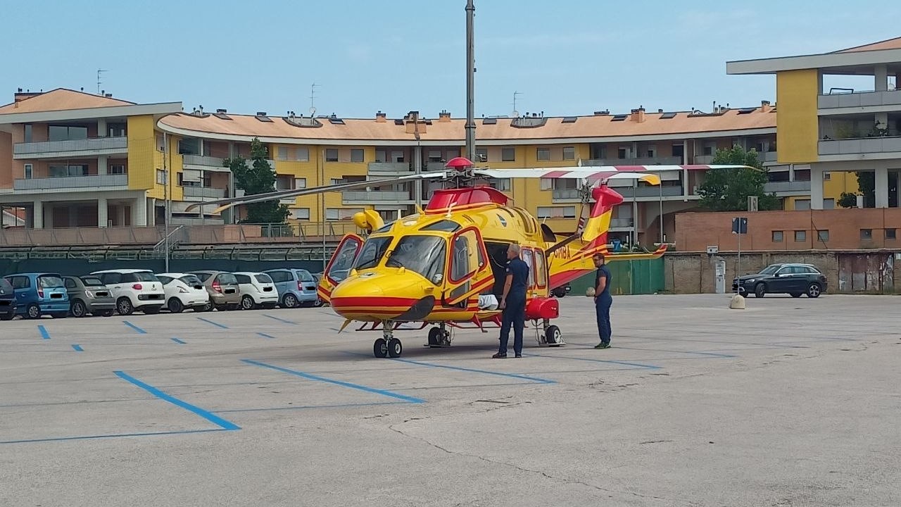 L'eliambulanza atterrata all'antistadio del Bianchelli di Senigallia