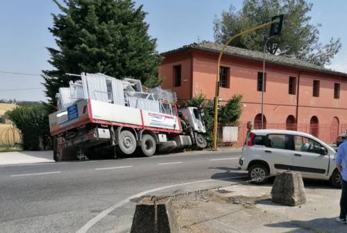 Incidente a Ostra Vetere, camion in bilico sulla cancellata di una cantina