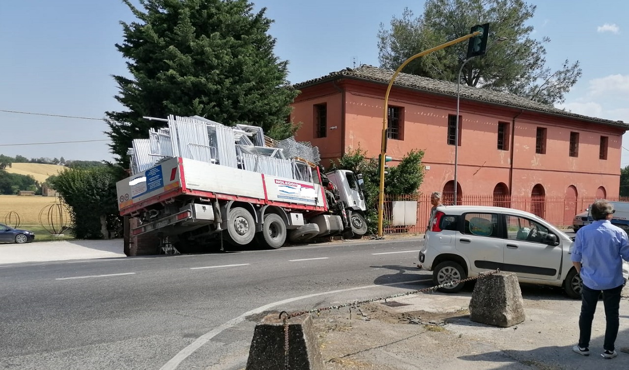 L'incidente a Pongelli di Ostra Vetere. Foto di Lorenzo Ceccarelli