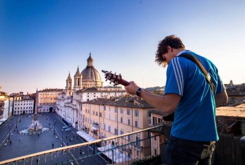 Dal terrazzino di piazza Navona in lockdown ad Agugliano: il concerto di Jacopo Mastrangelo