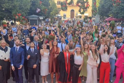 Ancona abbraccia i neo dottori. Gregori: «Indossate con orgoglio la maglia dell’Università Politecnica delle Marche» – VIDEO