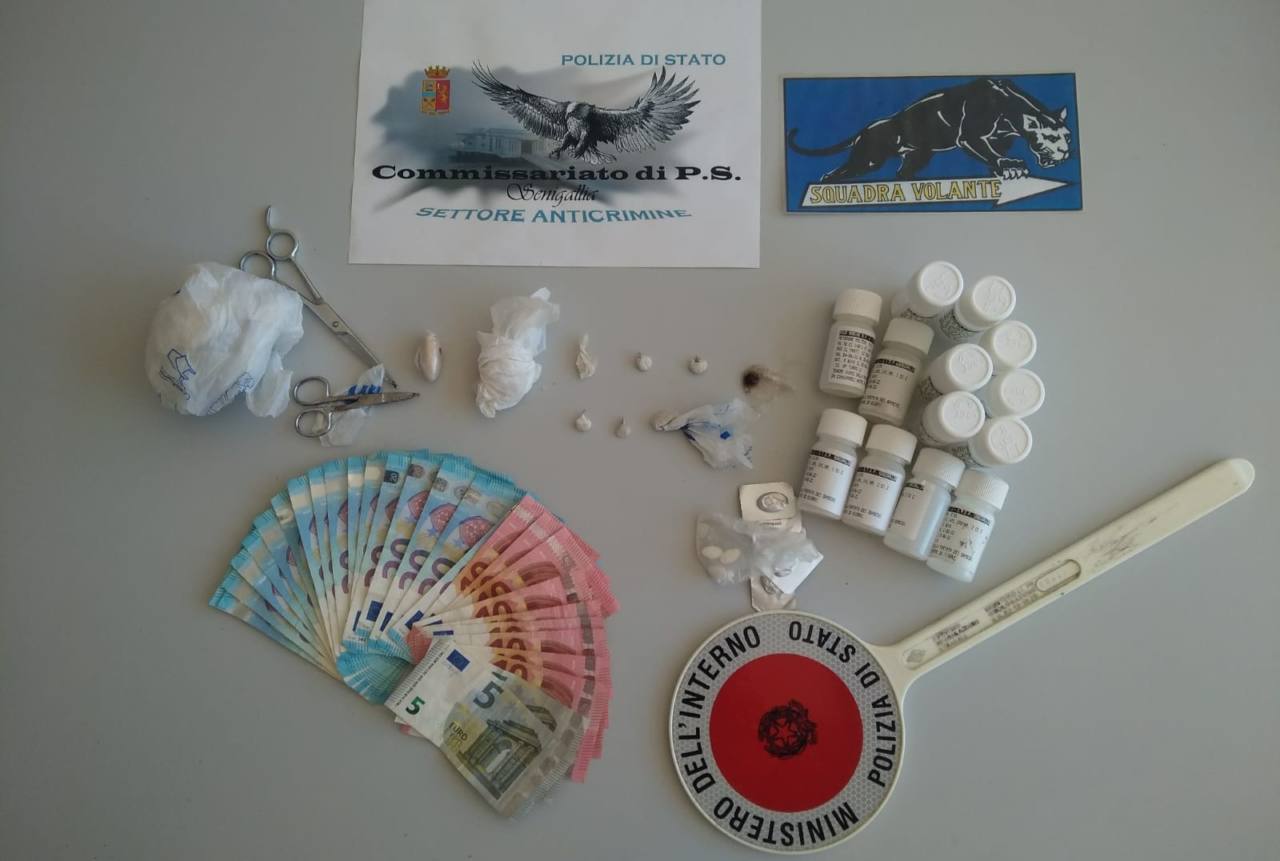 Eroina, metadone e contanti posti sotto sequestro dalla Polizia di Senigallia durante un'operazione antidroga