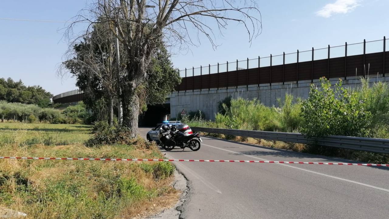 La strada provinciale 2 Sirolo-Senigallia chiusa al traffico per un grave incidente: la Polizia stradale di Senigallia sul posto
