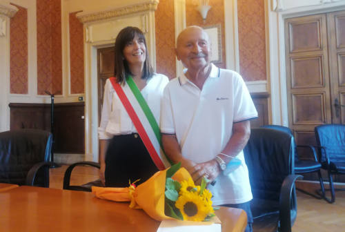 Ancona, medaglia e girasoli per festeggiare i 100 anni di Antonio Neri