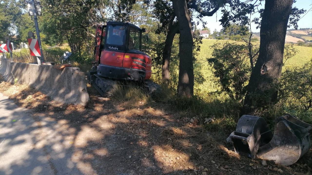 L'avvio dei lavori per sistemare la frana bassa a Roncitelli di Senigallia