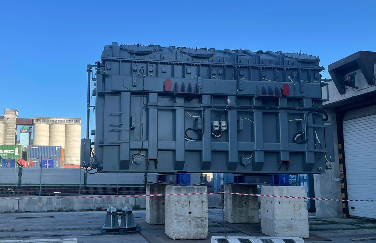 Il macchinario arrivato al porto di Ancona