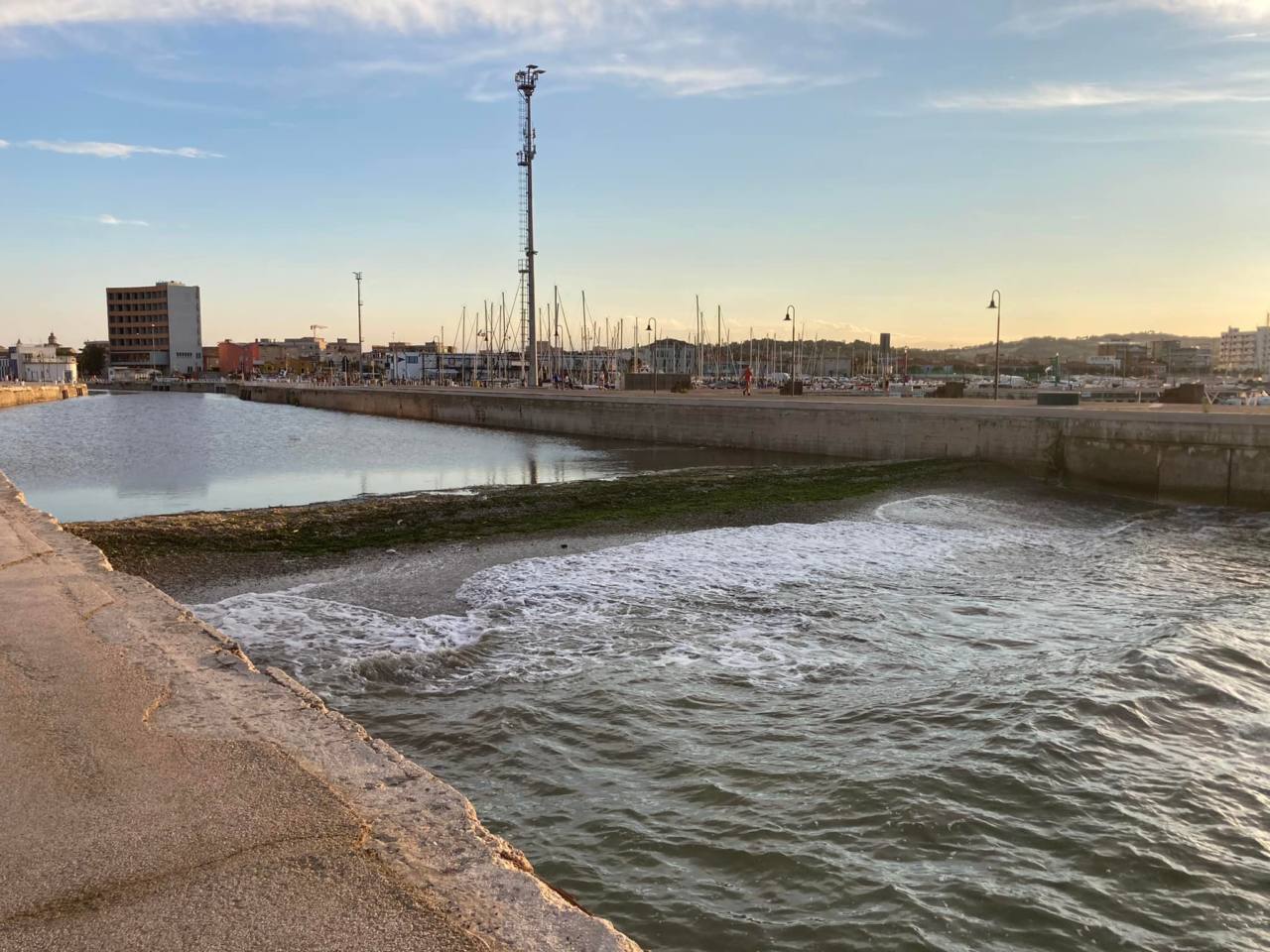 La barra alla foce del fiume Misa, in zona porto, a Senigallia. Foto di Maurizio Memè