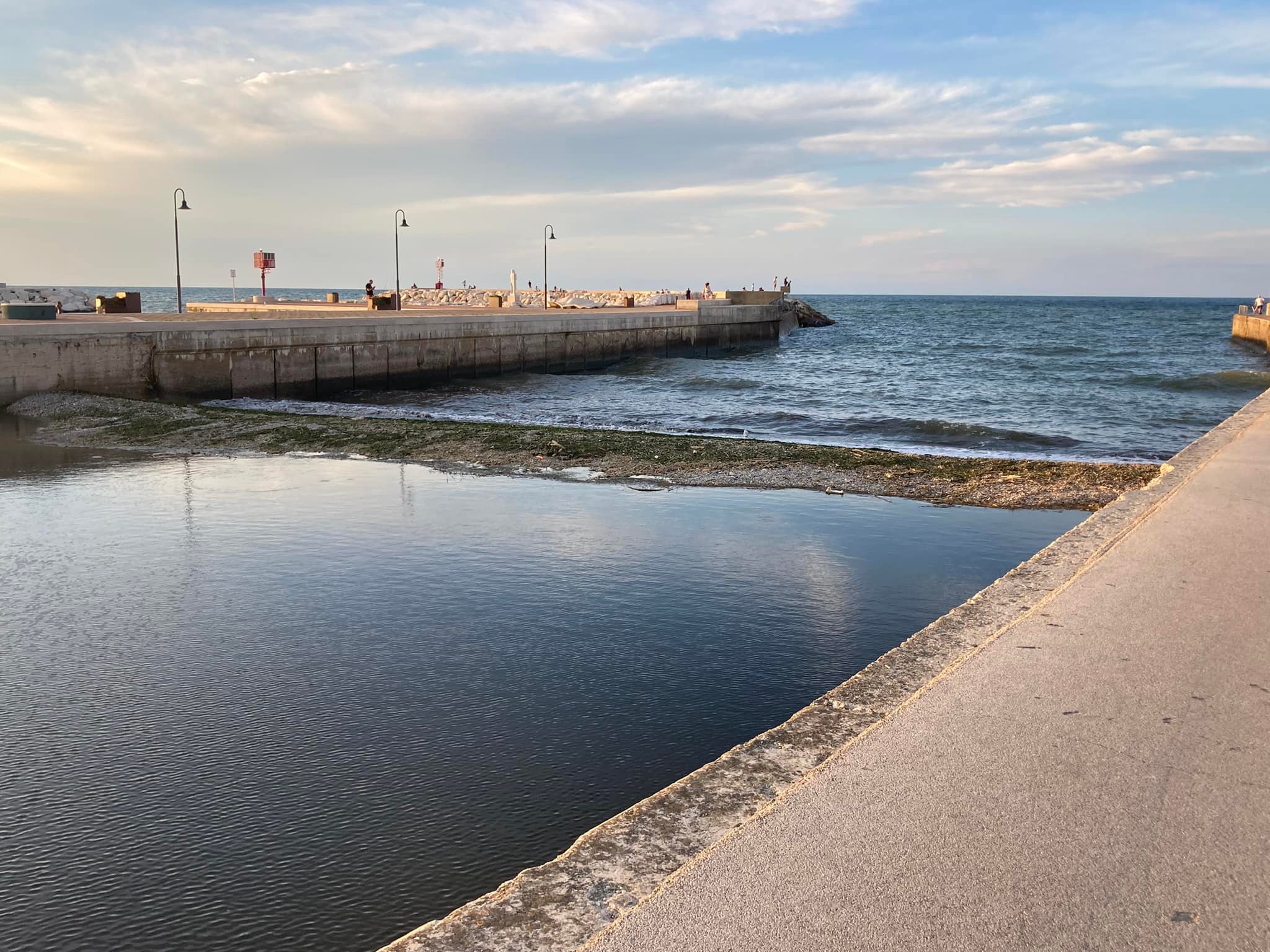La barra alla foce del fiume Misa, in zona porto, a Senigallia. Foto di Maurizio Memè