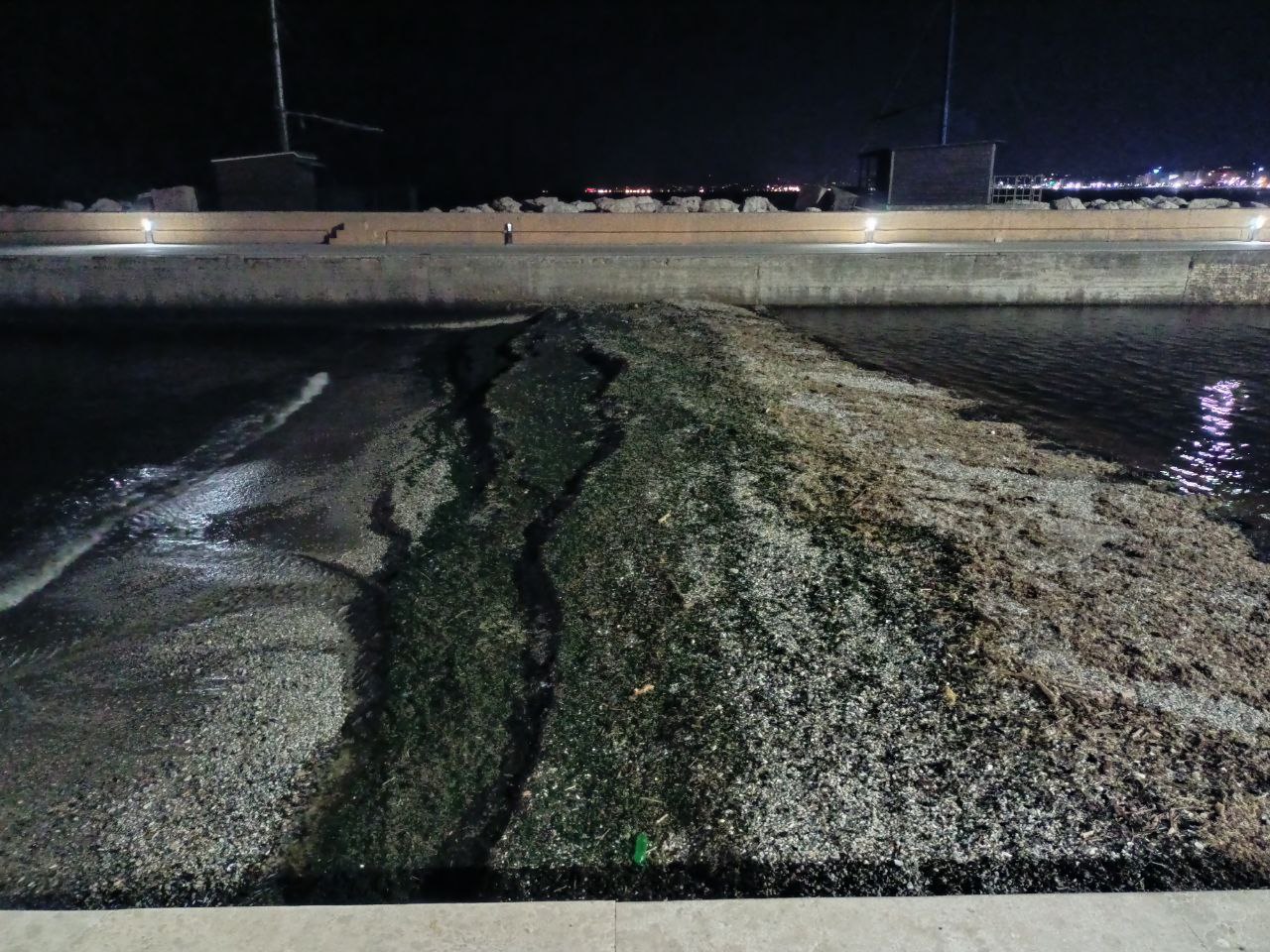 La diga naturale di ghiaia e detriti formatasi alla foce del fiume Misa a Senigallia