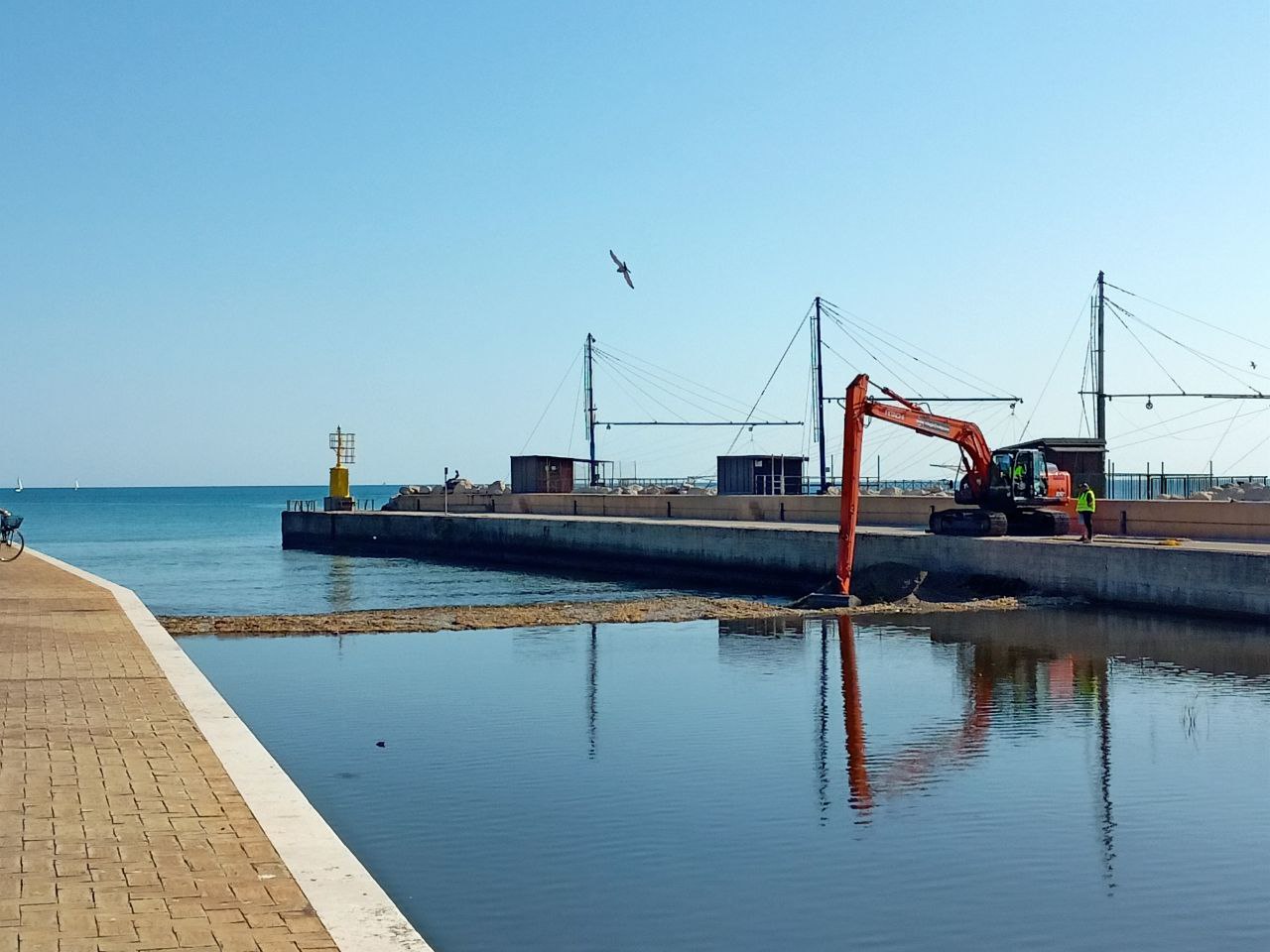 I lavori alla foce del fiume Misa a Senigallia