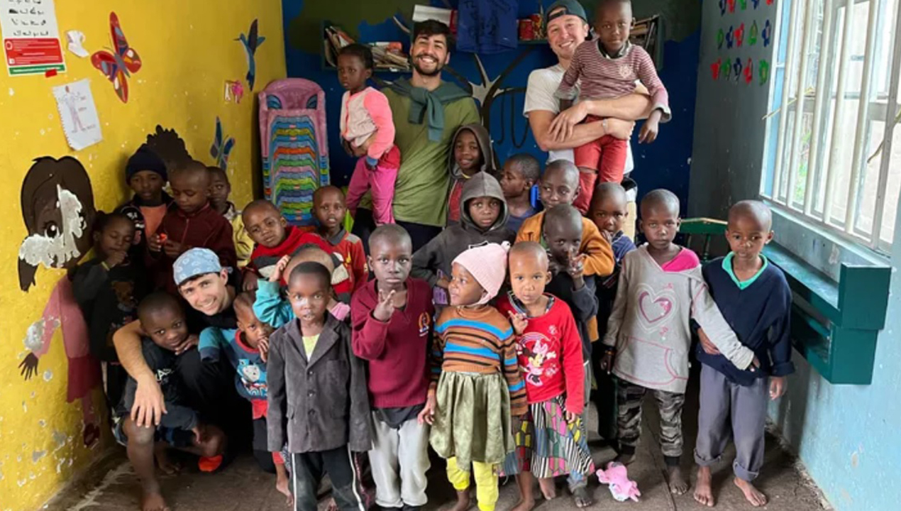 Matteo e Giovani con i bimbi dell'orfanotrofio di Arusha