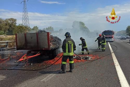 Loreto, camion in fiamme lungo l’A14: il carico di pomodori invade la corsia