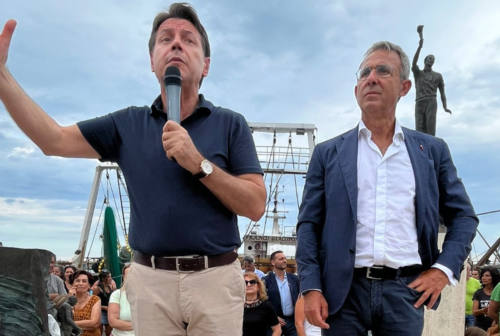 Giro in barca e incontro con la marineria: la giornata di Conte a San Benedetto. L’ex premier: “Dobbiamo tutelare i nostri giovani”