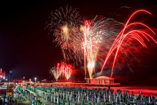 Senigallia, tornano i fuochi d’artificio sul mare a salutare l’estate