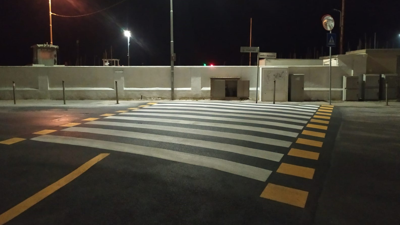 L'attraversamento pedonale sul lungomare Mameli a Senigallia