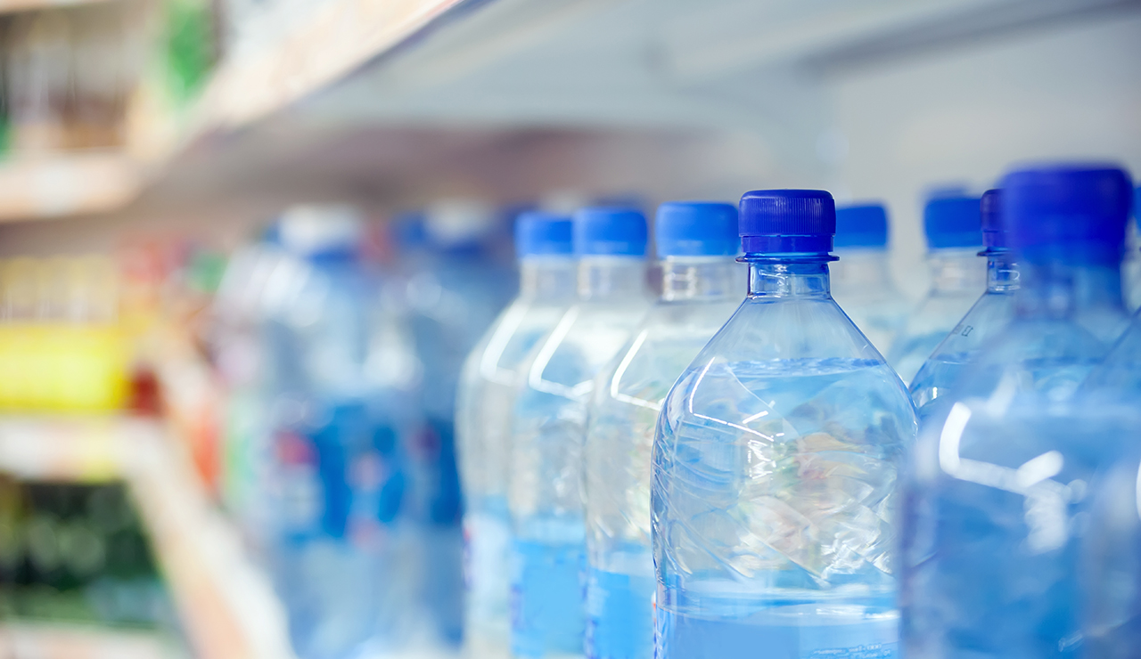 Aumenta il costo di C02 e nei supermercati scarseggia l'acqua gassata