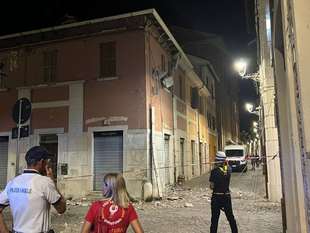 I pezzi del cornicione crollato tra via Mastai e piazza IV Agosto a Senigallia. Foto di Mirco Marchionni