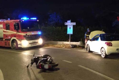 Recanati, incidente tra auto e scooter: centauro incastrato sotto la vettura