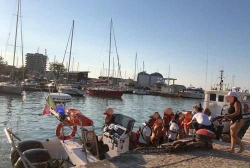 Pesaro, disavventura in mare per dei ragazzi: la Guardia Costiera li porta in salvo