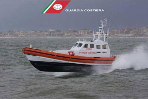 Ancona, affonda un’imbarcazione a Portonovo: la Guardia costiera salva nove persone
