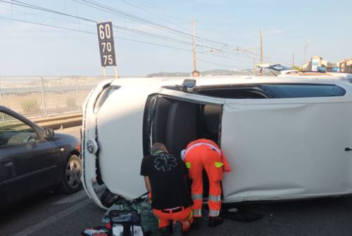 Incidente in via Flaminia a Torrette di Ancona, due auto rovesciate: donna finisce in ospedale