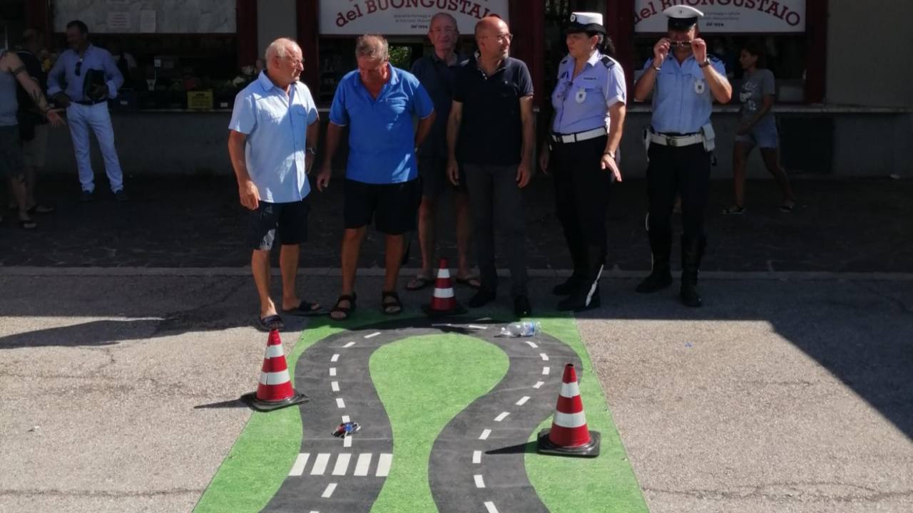 Un momento dell'incontro tra i cittadini, l'amministrazione comunale e la Polizia locale a Marzocca di Senigallia