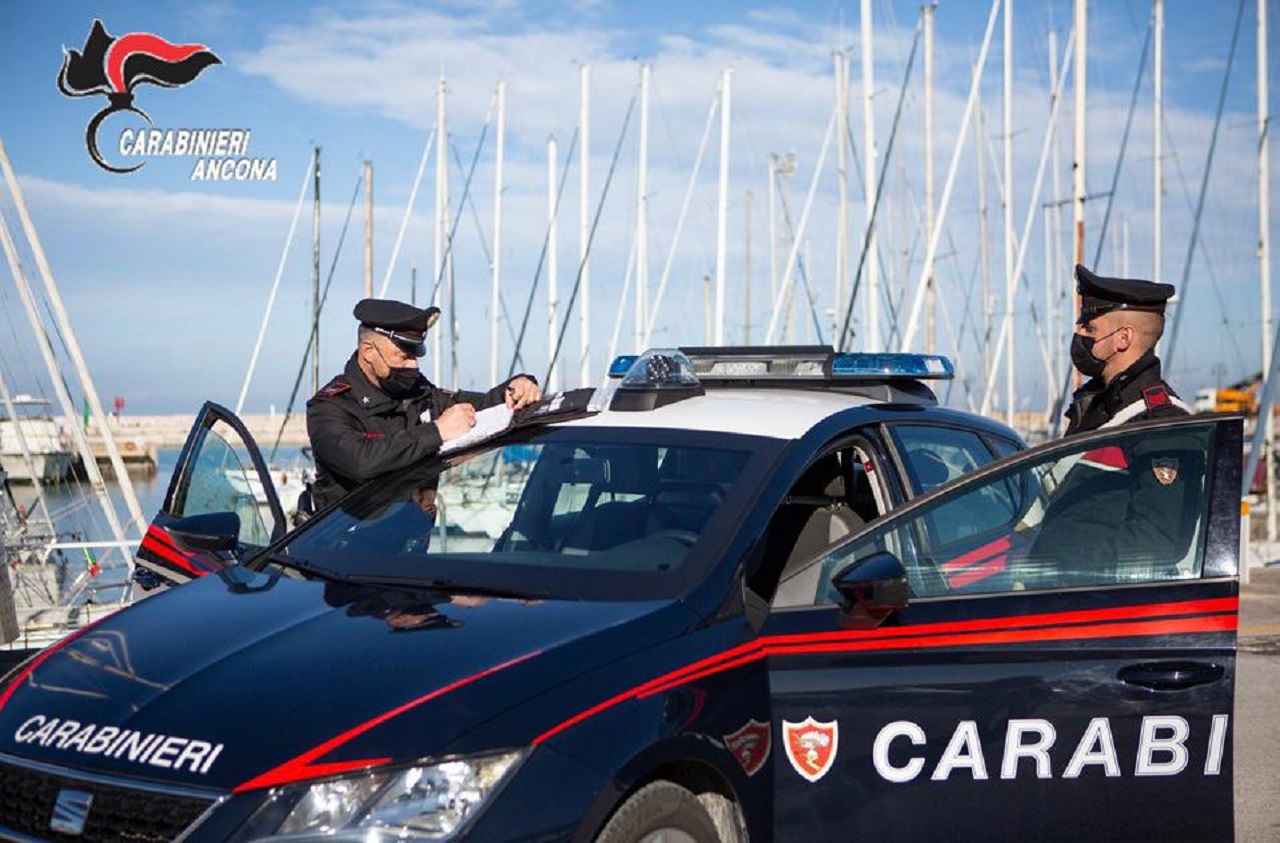 L'intervento dei carabinieri al porto di Senigallia