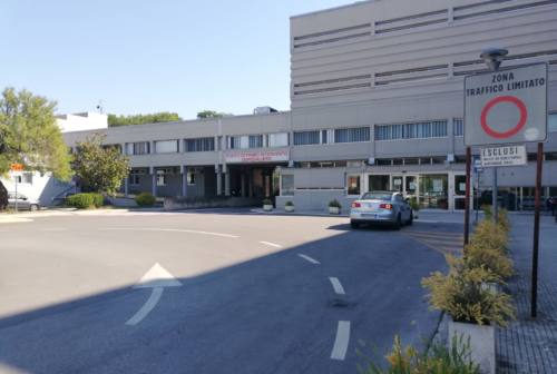 San Severino, tenta la truffa dello specchietto nel parcheggio dell’ospedale: denunciato