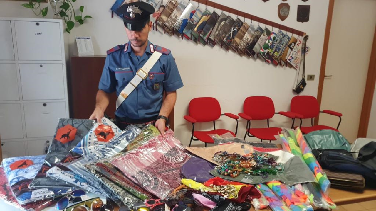 Gli oggetti sequestrati dai carabinieri durante un servizio contro l'abusivismo commerciale sulla spiaggia di Senigallia