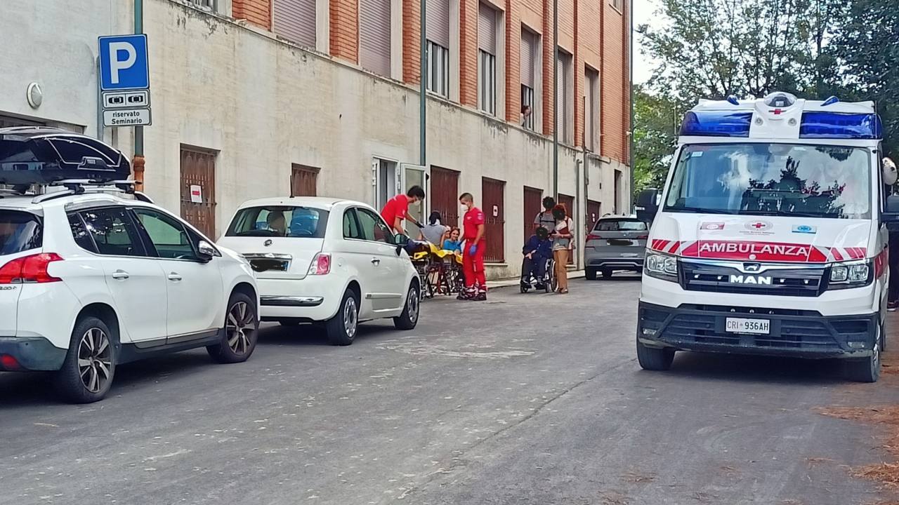 L'accoglienza degli sfollati al centro messo a disposizione dalla Diocesi e Caritas a Senigallia