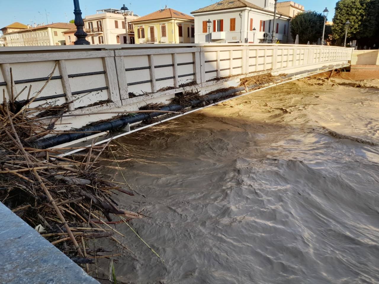 Ancora alto il fiume Misa inc entro storico a Senigallia, anche è rientrato negli argini