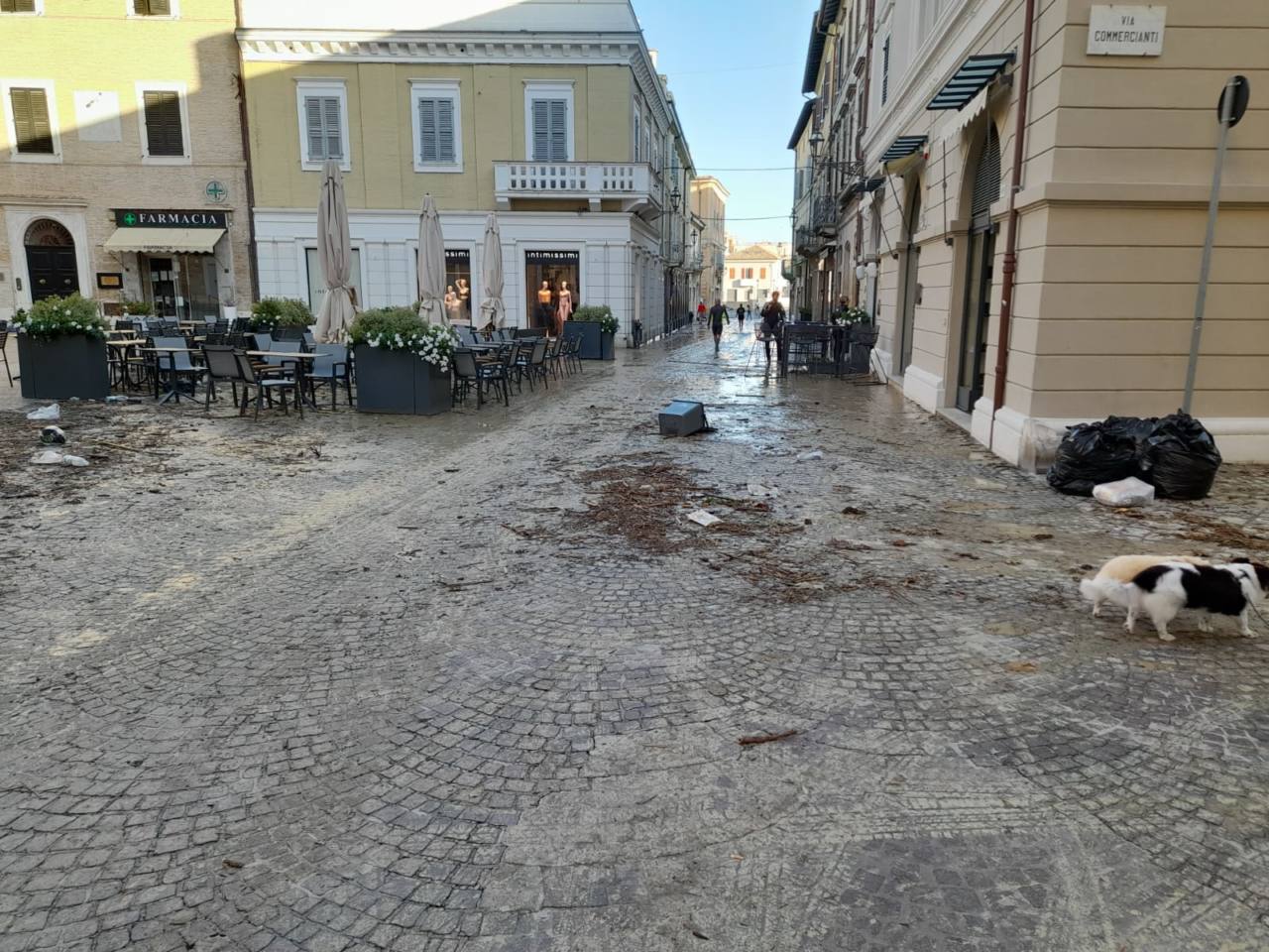 La situazione in centro storico a Senigallia dopo il passaggio della piena