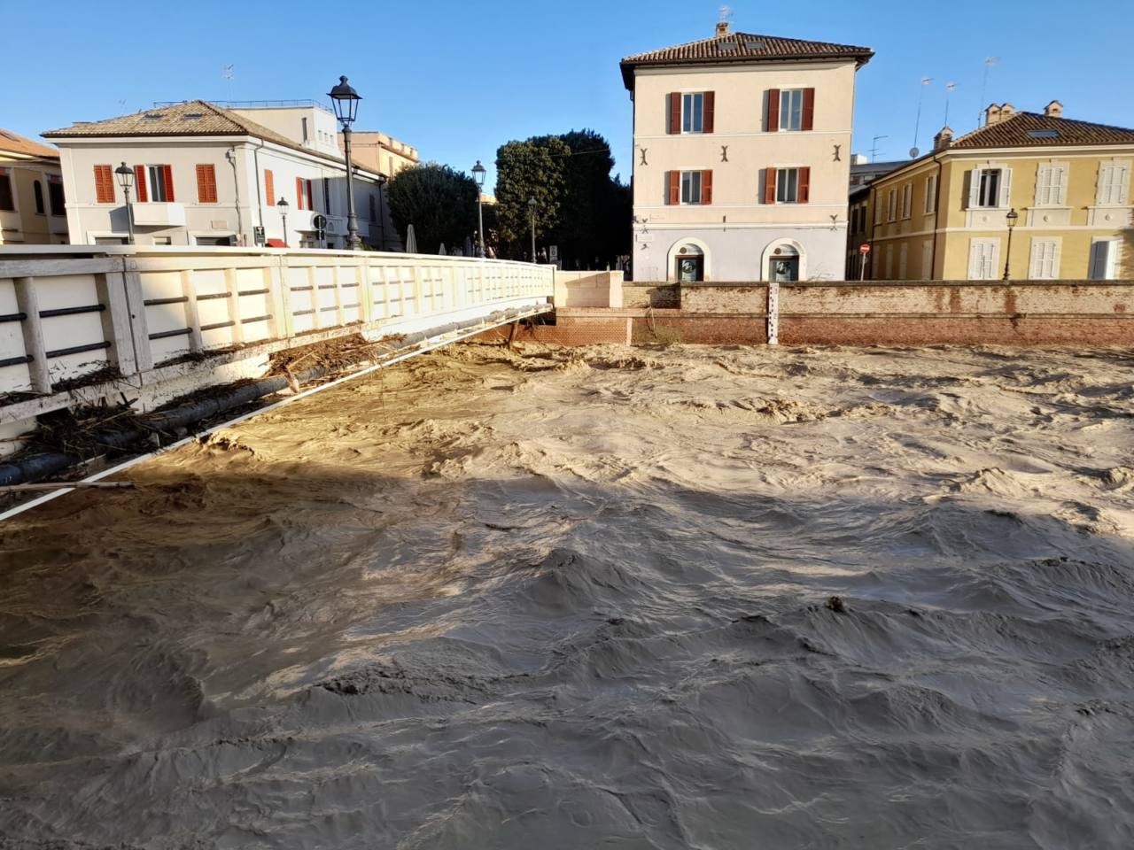 Ancora alto il fiume Misa inc entro storico a Senigallia, anche è rientrato negli argini