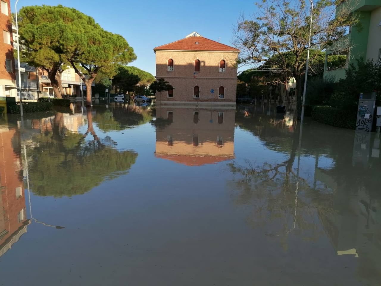 Acqua e fango hanno invato le strade del quartiere del piano regolatore a Senigallia