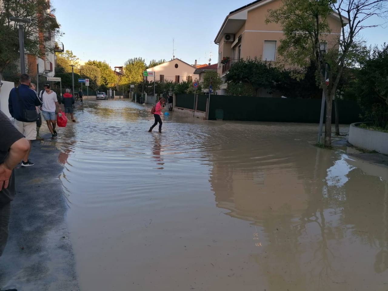 Acqua e fango hanno invato le strade del quartiere del piano regolatore a Senigallia