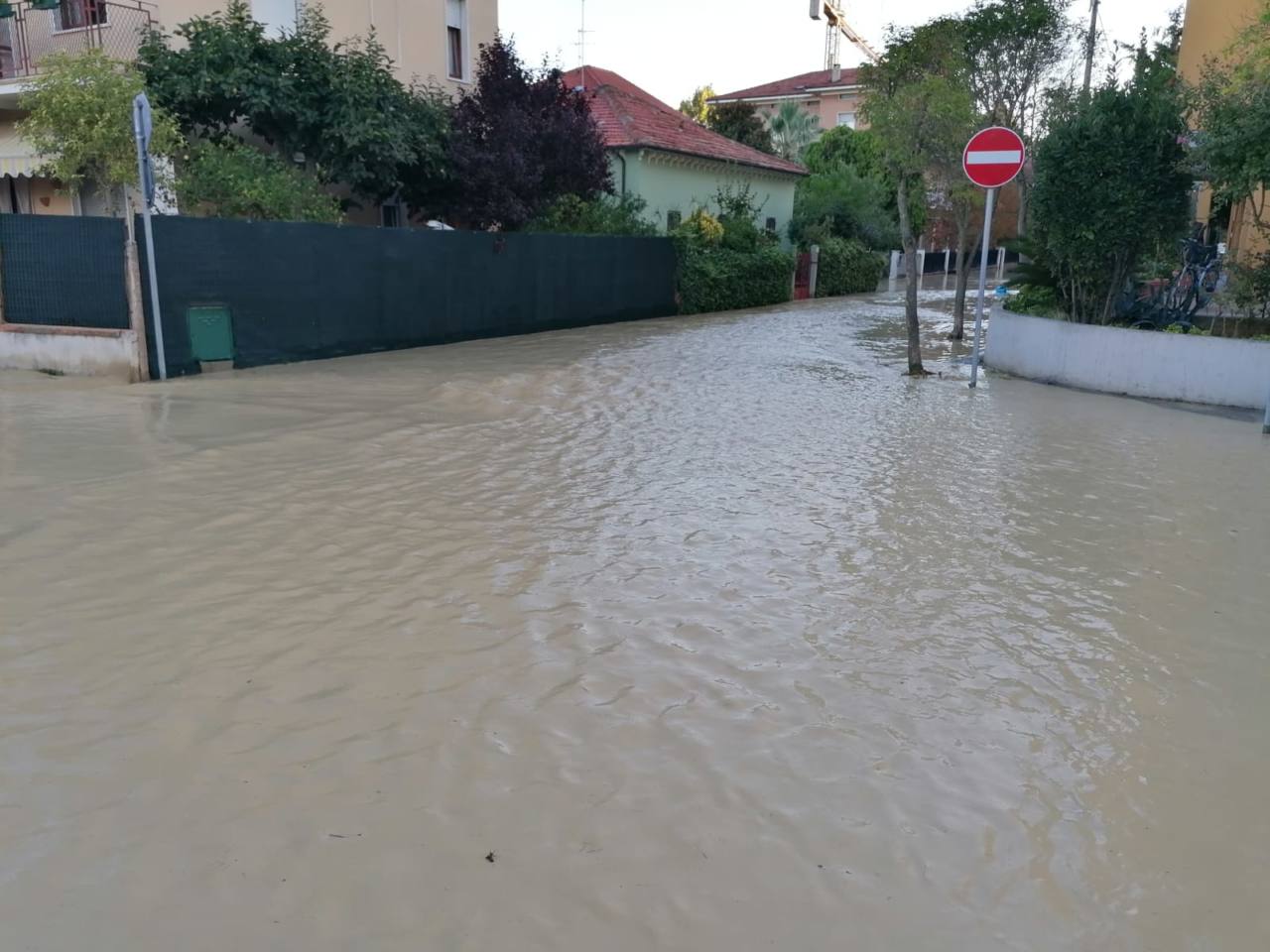 Acqua e fango hanno invato le strade del quartiere del piano regolatore a Senigallia