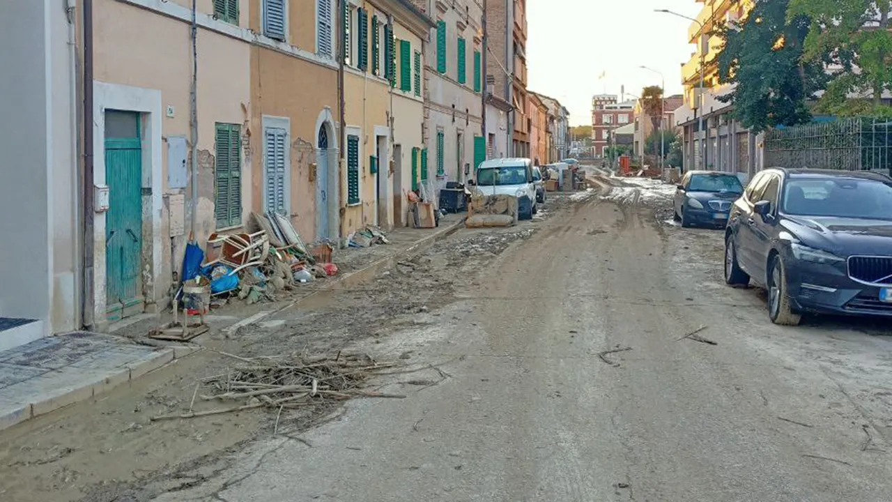 Via Andrea Costa a Senigallia, due giorni dopo l'esondazione del fiume Misa