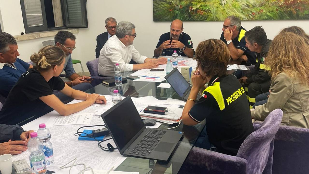 Riunioni continue al centro operativo comunale di Senigallia per coordinare gli interventi post alluvione