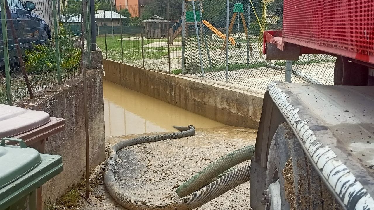 Centinaia i locali interrati in tutta Senigallia ancora da svuotare da acqua e fango