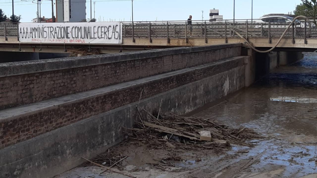 Uno striscione contro l'amministrazione comunale di Senigallia è stato appeso su ponte Perilli, poi rimosso dalla Polizia