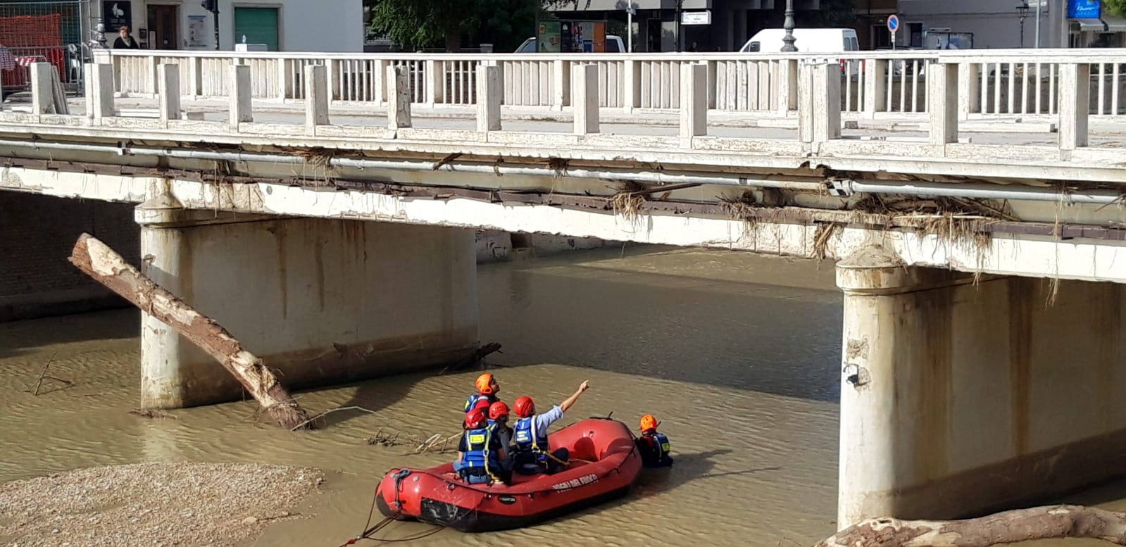 Le verifiche strutturali sul ponte Garibaldi, danneggiato dall'alluvione che ha devastato Senigallia