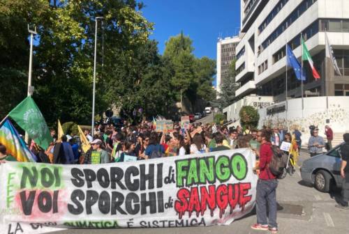 «Noi portiamo fango, voi portate sangue»: corteo e flashmob contro la Regione Marche. Ecco lo Sciopero Globale per il clima