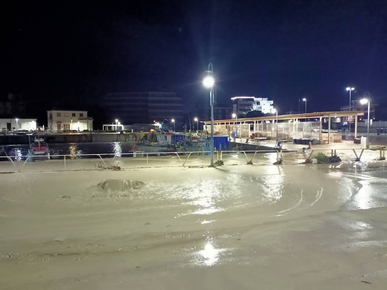 Il porto della Rovere a Senigallia invaso da acqua e fango per l'esondazione del fiume Misa