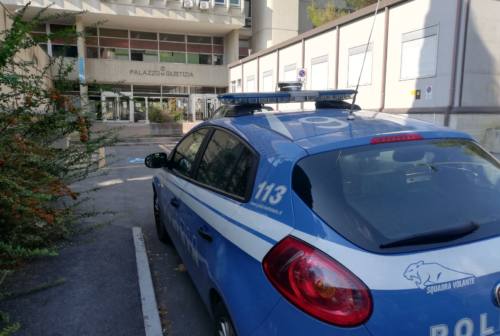 Macerata, ubriaco sull’autobus sputa e minaccia i poliziotti: senegalese condannato