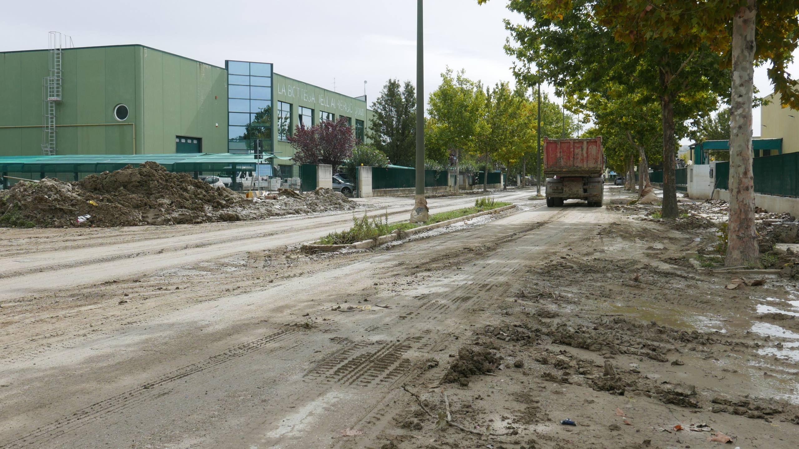 I resti dell'alluvione nella zona industriale a Casine di Ostra