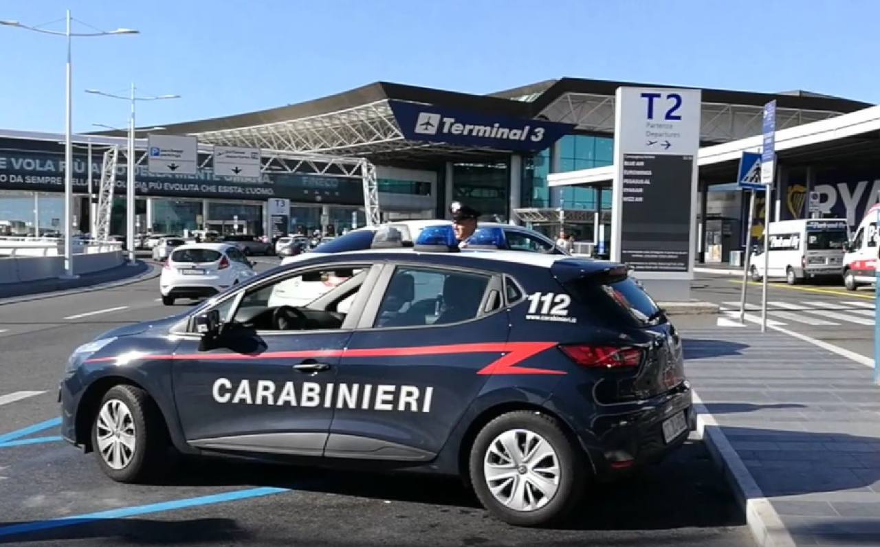 i controlli dei carabinieri all'esterno dell'aeroporto