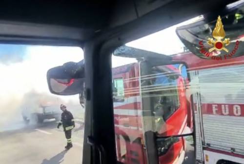 Autocarro si incendia in superstrada, illeso il conducente